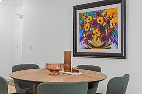 2-bed Getaway With Shared Pool & BBQ Access