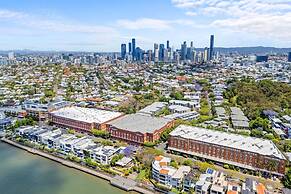 2-bed Getaway With Shared Pool & BBQ Access