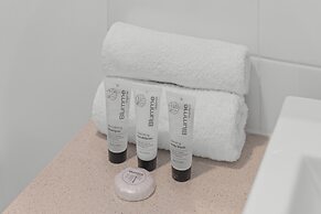 2-bed Getaway With Shared Pool & BBQ Access