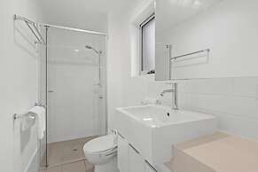 2-bed Getaway With Shared Pool & BBQ Access