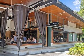 2-bed Getaway With Shared Pool & BBQ Access