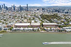 2-bed Getaway With Shared Pool & BBQ Access