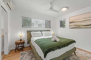 2-bed Getaway With Shared Pool & BBQ Access
