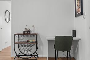 2-bed Getaway With Shared Pool & BBQ Access