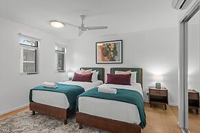 2-bed Getaway With Shared Pool & BBQ Access