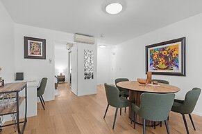 2-bed Getaway With Shared Pool & BBQ Access