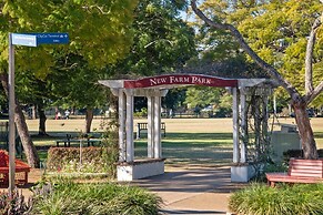 2-bed Getaway With Shared Pool & BBQ Access