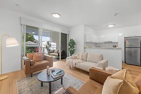 2-bed Getaway With Shared Pool & BBQ Access