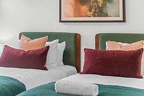 2-bed Getaway With Shared Pool & BBQ Access