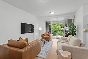 2-bed Getaway With Shared Pool & BBQ Access