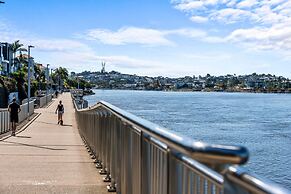 2-bed Getaway With Shared Pool & BBQ Access