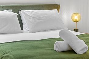 2-bed Getaway With Shared Pool & BBQ Access