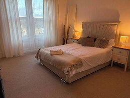 Bright 4-bedroom Maisonette in Gateshead