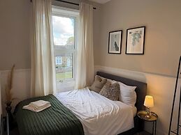 Bright 4-bedroom Maisonette in Gateshead