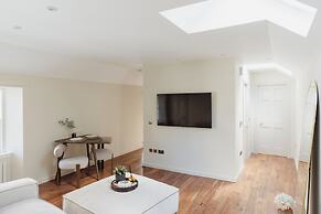 Charming Central Mews Home with Secure Parking
