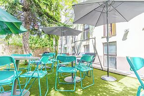 Stylish 2BR Apt Garden Modern Comforts