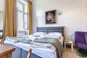 Stylish 2BR Apt Garden Modern Comforts