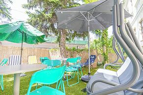 Stylish 2BR Apt Garden Modern Comforts