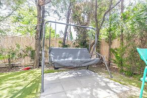 Stylish 2BR Apt Garden Modern Comforts