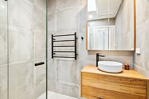 Family Friendly 3-bed With Courtyard & Parking