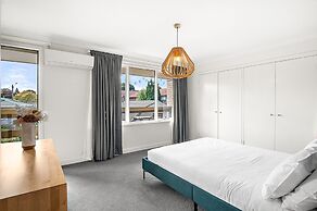 Family Friendly 3-bed With Courtyard & Parking