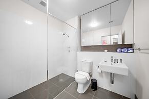 Bright 1-bed Apartment With Balcony