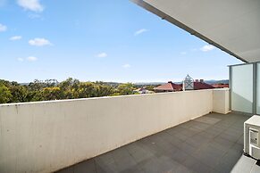 Bright 1-bed Apartment With Balcony