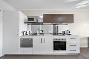 Bright 1-bed Apartment With Balcony