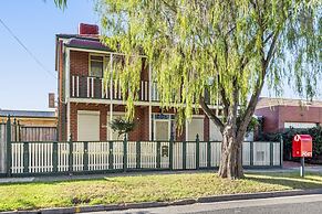 Spacious Family Home With Balcony in Pascoe Vale
