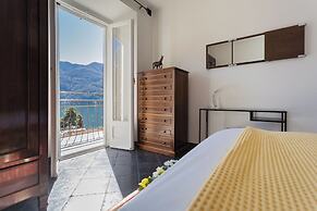 Lovely Apartment Overlooking the Lake