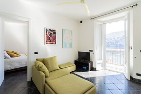 Lovely Apartment Overlooking the Lake