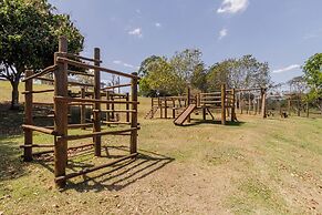 Casa Tem Tica com Piscina e Churrasqueira