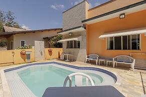 Casa Tem Tica com Piscina e Churrasqueira