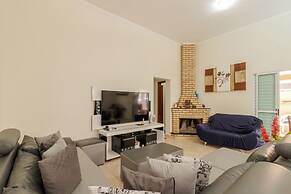 Casa Tem Tica com Piscina e Churrasqueira