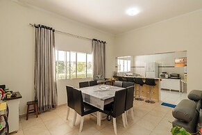 Casa Tem Tica com Piscina e Churrasqueira