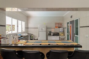 Casa Tem Tica com Piscina e Churrasqueira