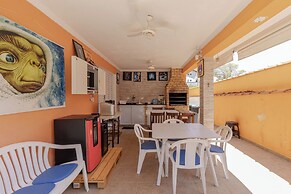 Casa Tem Tica com Piscina e Churrasqueira