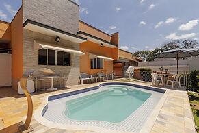 Casa Tem Tica com Piscina e Churrasqueira