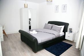 2 Bed Flat - Sleeps 3 - Wifi - Parking