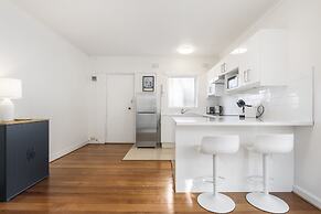 Seaside 1-bed Stay Near Cafes & Attractions