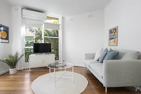 Seaside 1-bed Stay Near Cafes & Attractions