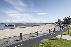 Seaside 1-bed Stay Near Cafes & Attractions