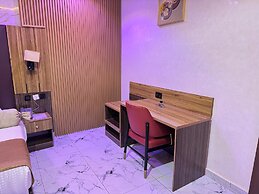 Silver Gate Hotel and Suites