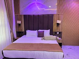 Silver Gate Hotel and Suites