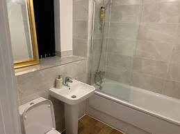 4bed House - Direct Links Into Central London
