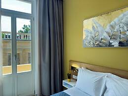 Deluxe Center Suites