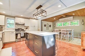 Hike, Leaf-peep, Ski: Hideaway w/ Private Hot Tub!