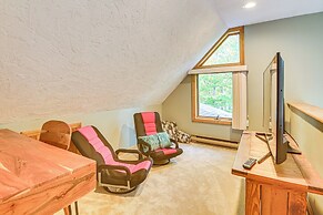 Hike, Leaf-peep, Ski: Hideaway w/ Private Hot Tub!