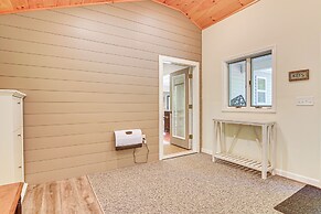 Hike, Leaf-peep, Ski: Hideaway w/ Private Hot Tub!