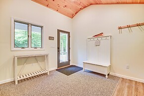 Hike, Leaf-peep, Ski: Hideaway w/ Private Hot Tub!